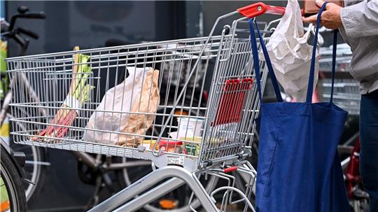 Im August mussten die Menschen hierzulande für Nahrungsmittel nach Berechnungen des Statistischen Bundesamtes 2,5 Prozent mehr zahlen als ein Jahr zuvor. (Archivbild)
