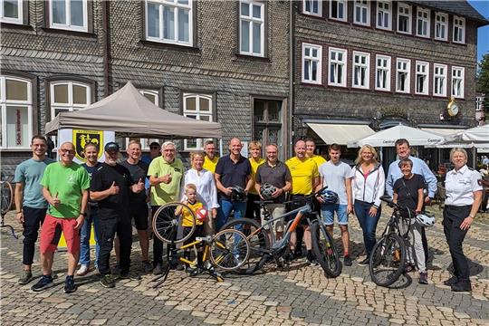 Im August war die Radel-Welt noch in Ordnung: Auf dem Marktplatz fiel der offizielle Startschuss durch Oberbürgermeisterin Urte Schwerdtner (8. v. li.). Foto: Stadt Goslar