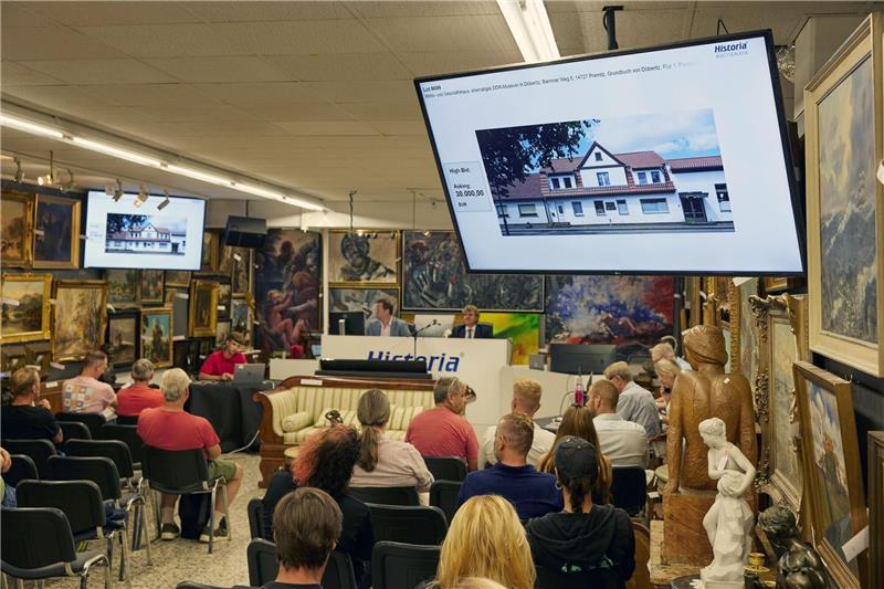 DDR-Museum versteigert - 18.000 Euro für Barkas-Krankenwagen Im Auktionshaus Historia wird die komplette Sammlung des DDR-Museums Döberitz versteigert.
