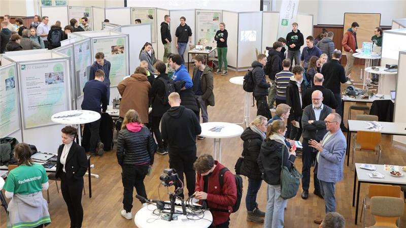 Im Aula-Gebäude veranstaltet die TU Clausthal eine Messe.