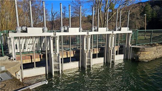 Eine Wehranlage versperrt dem Wasser den Weg.