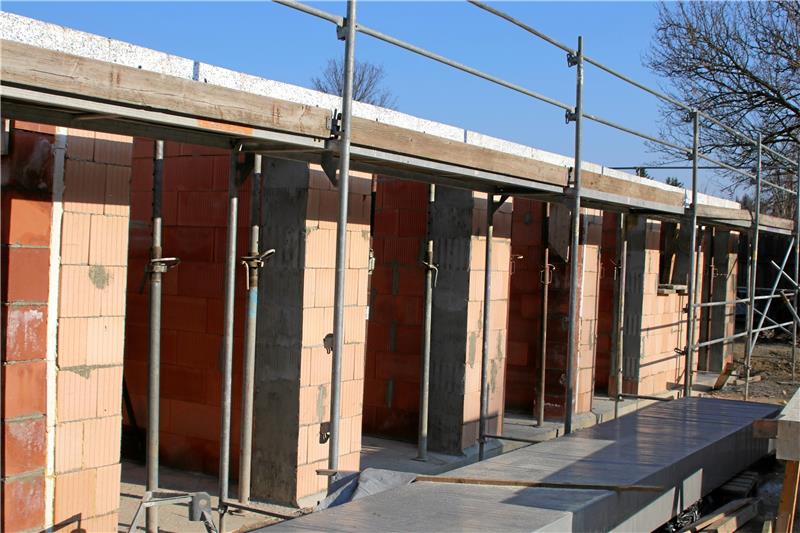 Rohbau der neuen Hundehalle in Eckertal bald fertig Im Außenbereich lagern derzeit noch Baumaterialien. Später sollen die Hunde eigene Auslaufflächen vor ihren Boxen bekommen. So können mehrere Hunde gleichzeitig nach draußen. Auch Samanta sucht ein neues Zuhause (rundes Bild) Fotos: Fricke/Archiv