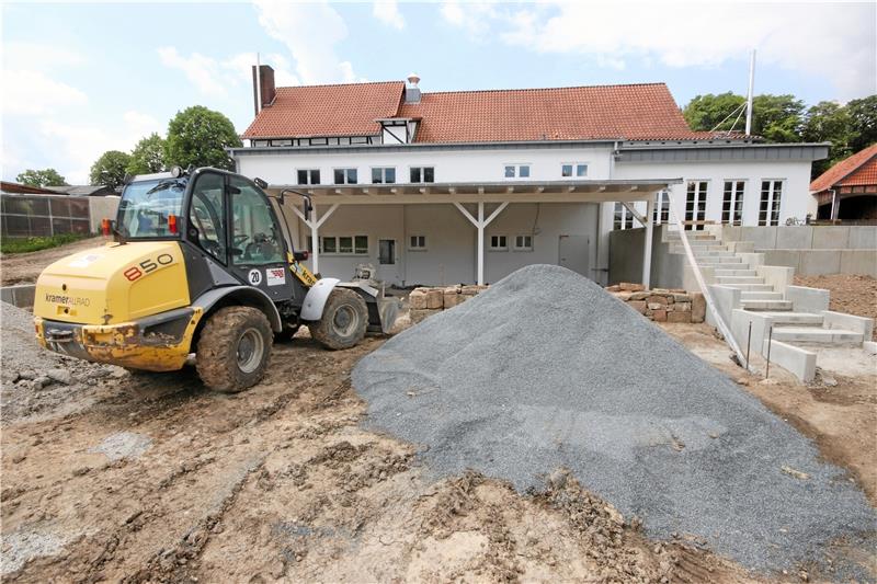 Im Außenbereich laufen die Bauarbeiten noch. Ende Juni sollen die Terrassen mit Blick auf die Försterteiche fertig sein und für Besucher öffnen.