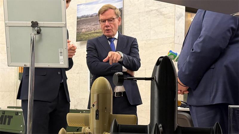 Raketen auf Kiewer Vorort während Wadephul-Besuch Im Außenministerium wurden Wadephul Waffen aus ukrainischer Produktion gezeigt.