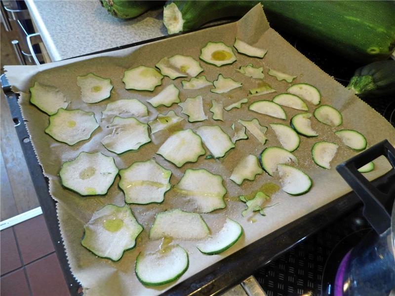 Im Backofen werden aus dünnen Scheiben knusprige Zucchini-Chips.