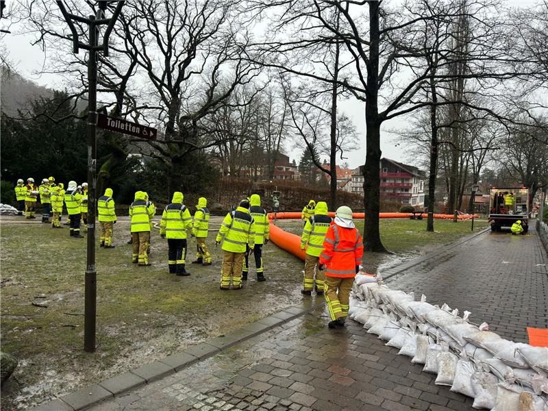 Im Bad Harzburger Kurpark wird der mobile Damm ausgebaut. Foto: Feuerwehr Bad Harzburg
