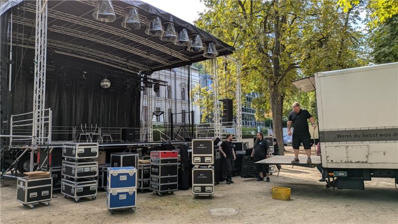Im Badepark wird am Donnerstag fleißig an der Bühne gearbeitet.