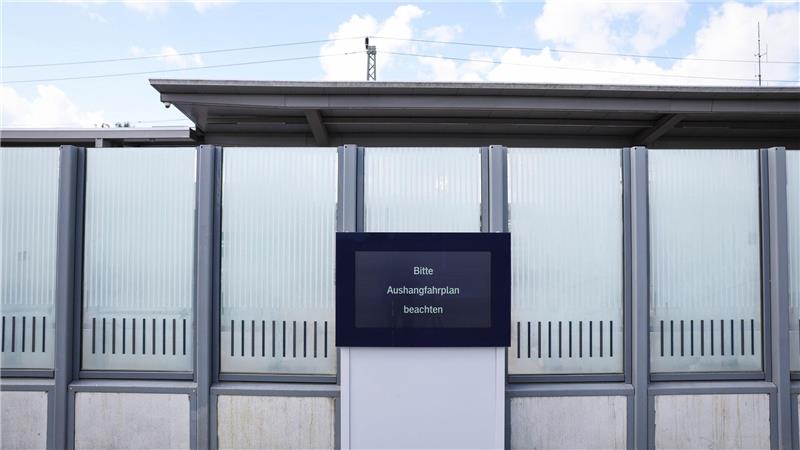 Im Bahnhof Büchen zeigt ein Display keine Verbindungen an. (Archivbild.) 