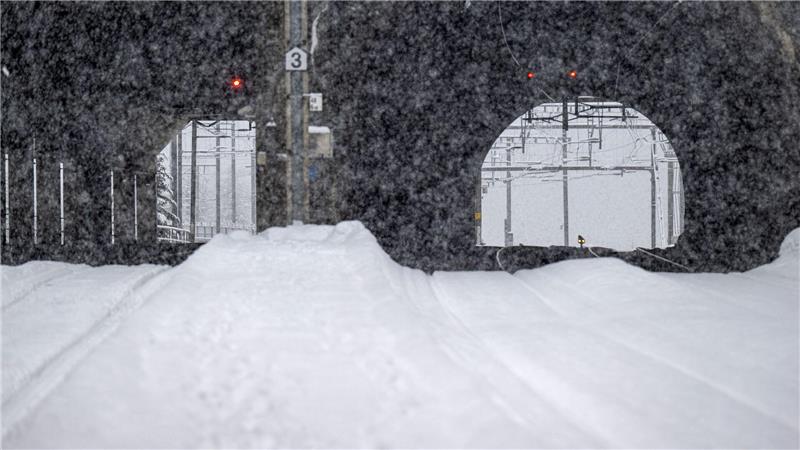 Im Bahnhof Goppenstein stehen die Ausfahrsignale auf Rot. Wegen eines entgleisten Zugs ist eine Bahnstrecke unterbrochen. 
