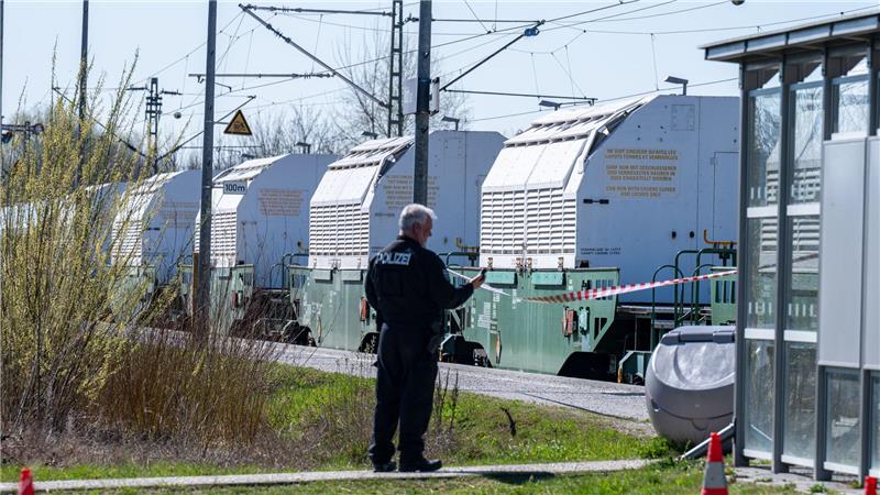 Castor-Behälter erreichen Zwischenlager - Stiller Protest Im Bahnhof von Wörth an der Isar stoppte ein aus Niedersachsen kommender Castor-Transport.