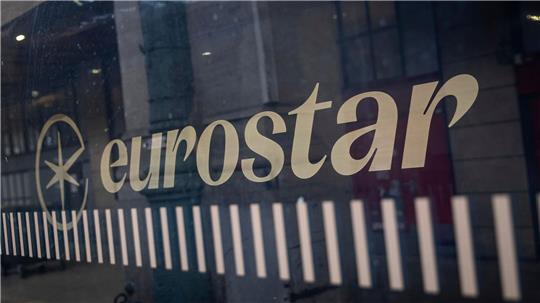 Im Bahnverkehr durch den Eurotunnel kann es auch am Tag nach dem großen Reisechaos zu Verspätungen und Zugausfällen kommen.