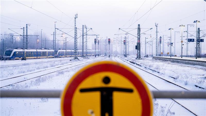 Klirrende Kälte, Eis und Schnee bringen Freude und Probleme Im Bahnverkehr kommt es wegen des frostigen Winterwetters weiter zu Behinderungen.