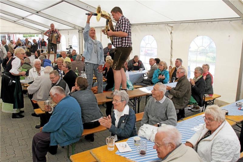 Im Bayern-Zelt ging’s auch schon mal über Tische und Bänke, als der Bläser elektrische Verstärkung bekam. Foto: Epping