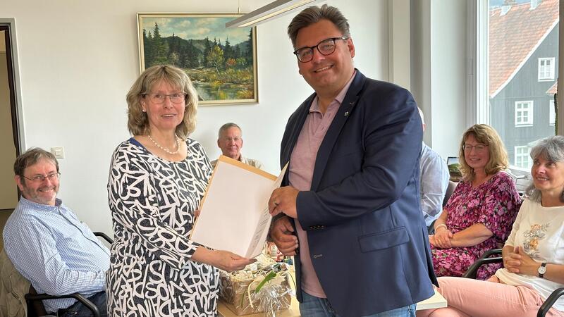 Bürgermeister verabschiedet Martina Peine in den Ruhestand Im Beisein der Amtsleiter der Stadt Braunlage verabschiedet Bürgermeister Wolfgang Langer Martina Peine zum Ende des Monats in den Ruhestand.
