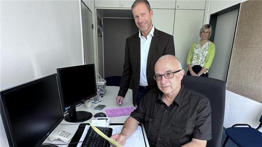 Im Beisein von Personalamtsleiterin Silke Reinhold und dem Ersten Stadtrat Andreas Simon (stehend) bezieht Martin Dahm das neue Büro des Behindertenbeauftragten im Rathaus.