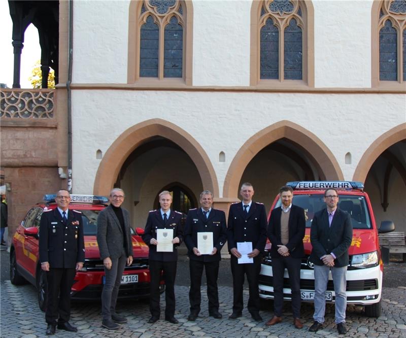Beförderungen bei den Goslarer Feuerwehren Im Beisein von Stadtbrandmeister Christian Hellmeier (v.l.) nahm Erster Stadtrat Dirk Becker die Ernennungen von Max Singer, Marcus Habig-Sdralek und Sebastian Kaczmarek unter den Augen von Sven Busse und Feuerwehr-Pressesprecher Volker Junge vor. Foto: Hohaus
