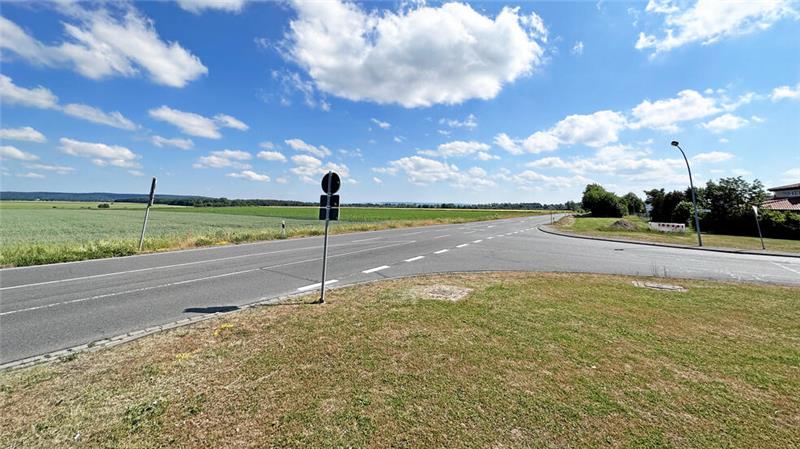 Im Bereich Tiefbau ordnet sich 2025 alles der Erschließung des neuen Gewerbegebiets nördlich (links) der Kreisstraße 46 unter.