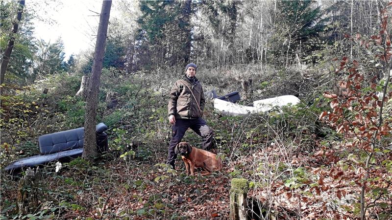 Unmut über Müll: Er liegt inmitten des Waldes Im Bereich der Serpentinen von Lautenthal nach Hahnenklee entdeckt Revierförster Julian Syldatk eine Menge Müll. Darunter ein Sofa, Plastikmüll und Autoreifen. Er ist entrüstet – zum einen dürfen die Waldwege überhaupt nicht von Unberechtigten befahren werden, zum anderen ist der Müll auch noch den Hang heruntergeschmissen worden, was die Entsorgung erschwert. Foto: Jambrek