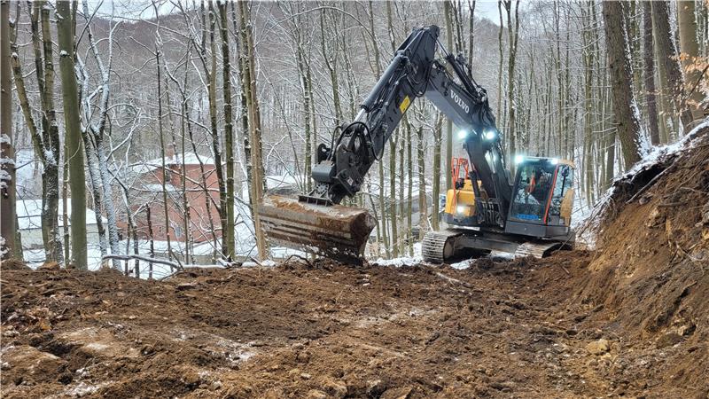 Im Bereich oberhalb des B4-Großparkplatzes ist am Donnerstag ein Bagger im Einsatz.