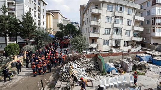 Im Bezirk Maltepe ist ein Wohnhaus mit sieben Stockwerken eingestürzt. 14 Menschen können aus den Trümmern gerettet werden - fünf sterben. 