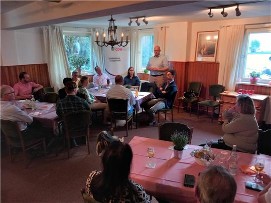 Im Bierkrug von Bredelem hatten sich 20 Interessierte für den agrarpolitischen Dialog mit dem Generalsekretär der Niedersächsischen Christdemokraten eingefunden. Foto: Neddermeier