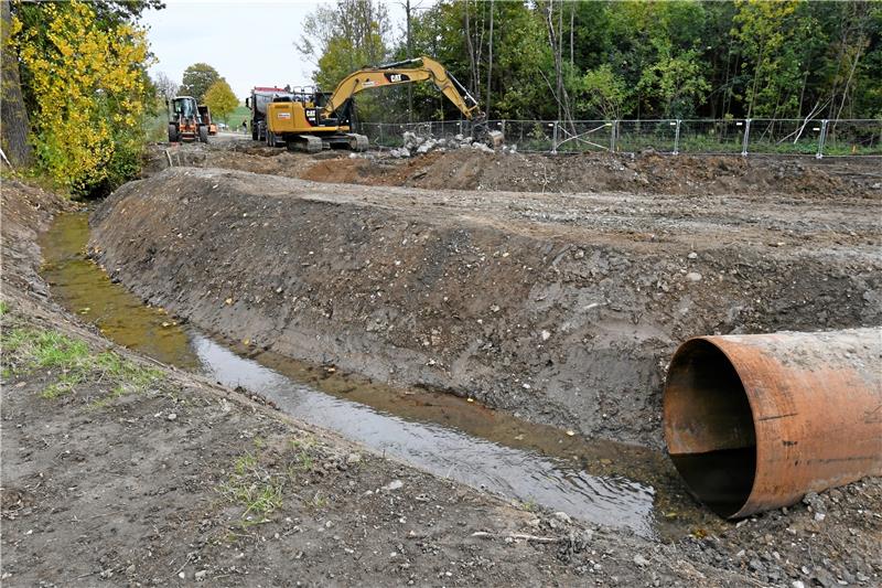 Im Bogen umfließt die Wedde in ihrem provisorischen Bachbett die Baustelle, nachdem sie aus dem Stahlrohr sprudelt, durch das sie zuvor Dutzende Meter unterirdisch floss. Archivfoto: Gereke