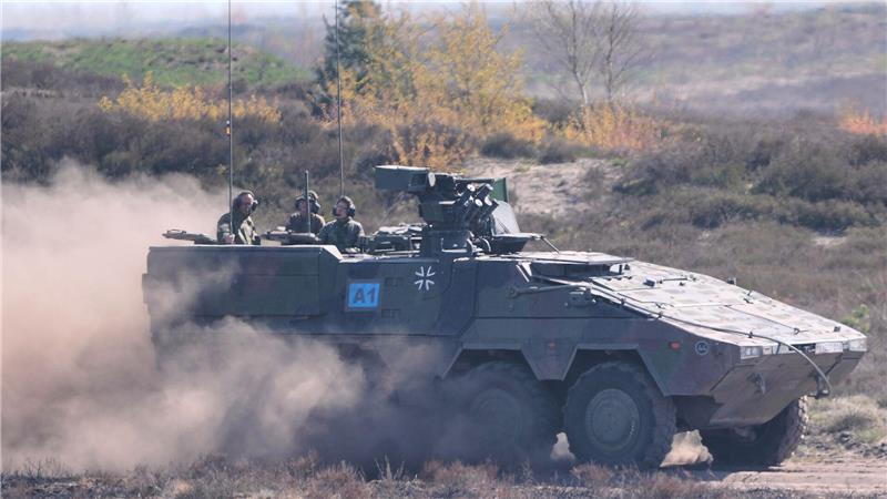 Im Boxer geht es für Merz durch die staubige Heide.