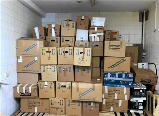 Im Brauhof sammeln sich zahlreiche Sachspenden. Diese werden von Ehrenamtlichen in Transporter verladen und direkt in die Türkei und nach Syrien transportiert. Foto: Privat