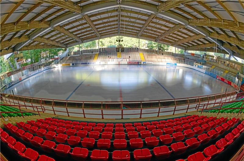 Im Braunlager Wurmbergstadion wird der Kampf zwischen Marco Huck und Dennis Lewandowski ausgetragen. In der Mitte soll der Ring stehen.  Fotos: Drechsler/dpa