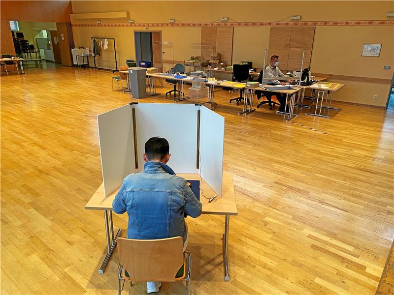 Gewählt wird gern daheim, aber ungern in Harlingerode Im Briefwahllokal im Freizeitzentrum ist viel Platz –allerdings wird es nicht ganz so stark frequentiert, wie die aktuell schon hohen Zahlen der Briefwahlanträge vermuten lassen. Die Menschen wählen lieber daheim.  Foto: Schlegel