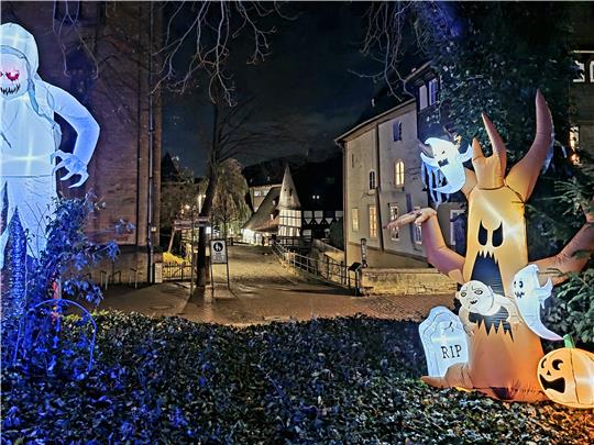 Im Brunnengarten stehen mehrere Horror-Gestalten.