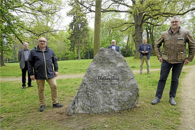 Im Bündheimer Schlosspark steht seit Dienstag ein Gedenkstein für Deckhengst Adlerflug (rundes Foto unten). Ideengeber sind Egon Knof (vorne links) und Klaus-Peter Mühlbrecht (rechts). Unterstützt worden sind sie von (hinten von rechts) Bürgermeister Ralf Abrahms sowie Wilhelm Baumgarten und Bernd Vollrodt. Fotos: Schlegel/ Marc Ruehl