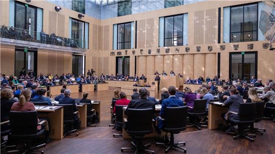 Im Bundesrat wurde jetzt die Umsetzung der EU-Asylreform in deutsches Recht gebilligt.