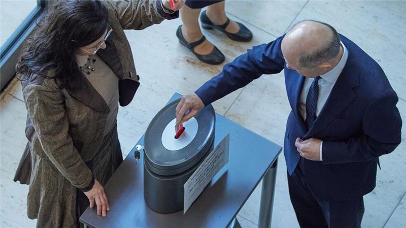 Bundestag nimmt „Sicherheitspaket“ an, Bundesrat teils nicht Im Bundestag haben Kanzler Olaf Scholz (r.) und seine Koalition ihr „Sicherheitspaket“ durchgebracht.