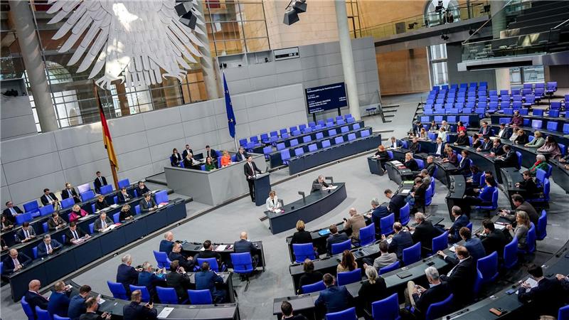 Im Bundestag wurde in einer Debatte über zwei Gesetzentwürfe diskutiert: Widerruf bei Online-Geschäften und strengere Regeln gegen sogenanntes Greenwashing.