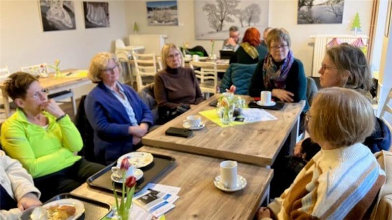 Im Landkreis Goslar bildet sich ein Ableger der Gruppe Im Café in den Goslarschen Höfen treffen sich Frauen, die eine Gruppe Omas gegen Rechts bilden wollen.