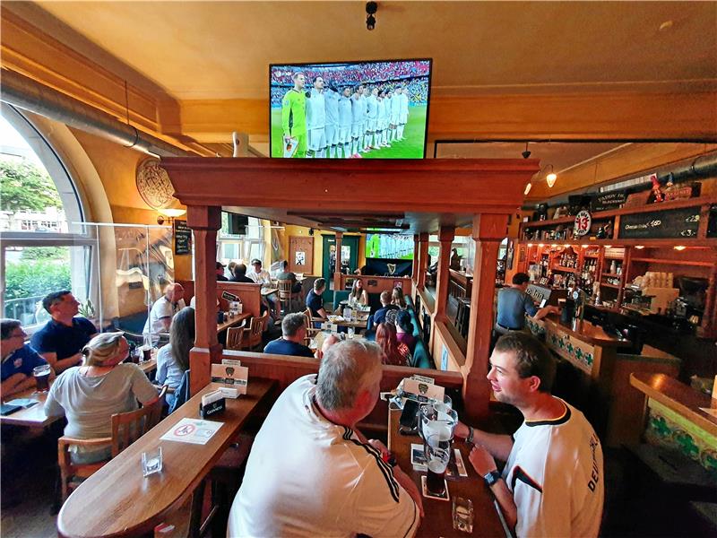 Im Celtic Inn am Bahnhof werden sämtliche Fußballspiele der Europameisterschaft gezeigt. Archivfoto: Sowa