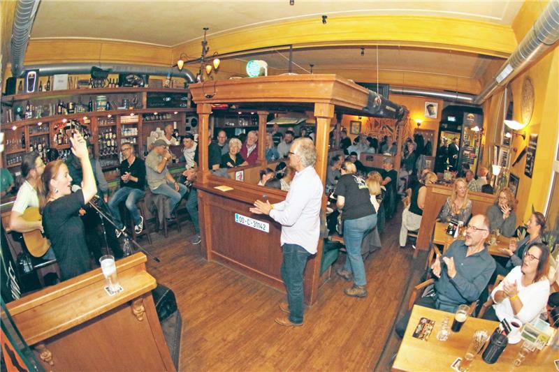 Im „Celtic Inn“ singen „Dizzy Spell“ mal alleine, mal mit dem Publikum zusammen.