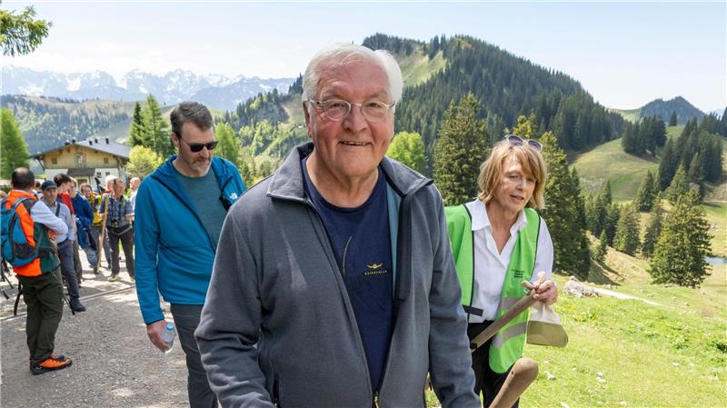 Im Chiemgau half Bundespräsident Frank-Walter Steinmeier dem Alpenverein bei der Pflege von Wanderwegen.