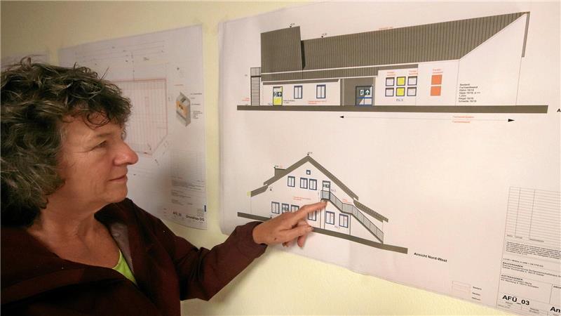 Sanierung nimmt Fahrt auf: Neues Dach für den Gielder Feier-Saal Im Clubraum hängen noch die Sanierungspläne: Friederike Fiebig deutet auf die Treppe, die an der Giebelseite angebaut wird, um für das Obergeschoss einen zweiten Fluchtweg zu schaffen.