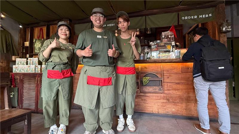 Spuren des Vietnamkriegs von „Agent Orange“ bis „Hanoi Jane“ Im Cong Caphe tragen Kellner Outfits, die an die Vietcong-Kämpfer erinnern.