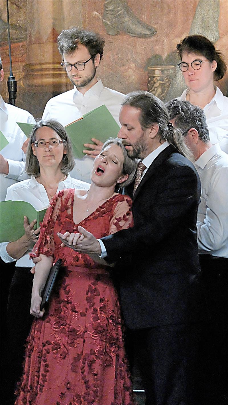 Symphonische Walpurgisnacht in Goslar mit der Carmina Burana Im „Cour d’Amour“ knistert’s auf der Bühne: Martina Nawrath mit Markus Volpert. Foto: Zietz
