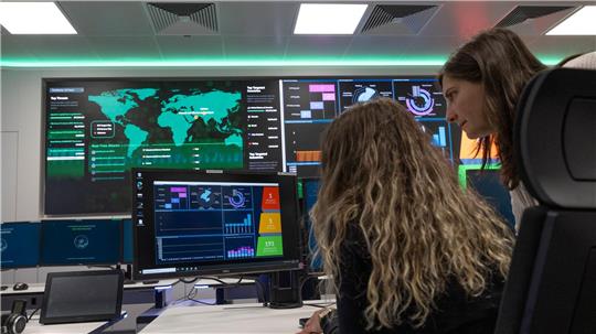 Im Cybersicherheitszentrum können mögliche Angriffe entdeckt werde.