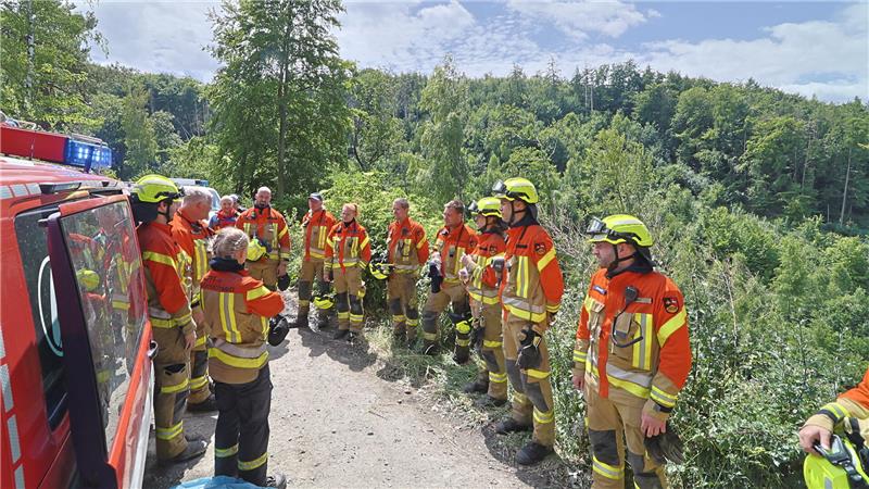 Im Dauereinsatz: Insgesamt helfen mehr als 1500 Personen beim Feuer am Steinberg.