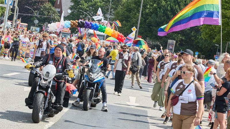 Große CSD-Demo in Hamburg - Umfrage: Mehr Unsicherheit Im Demonstrationszug zum Christopher Street Day in Hamburg fahren nicht nur 60 Lastwagen, sondern auch mehrere Biker.