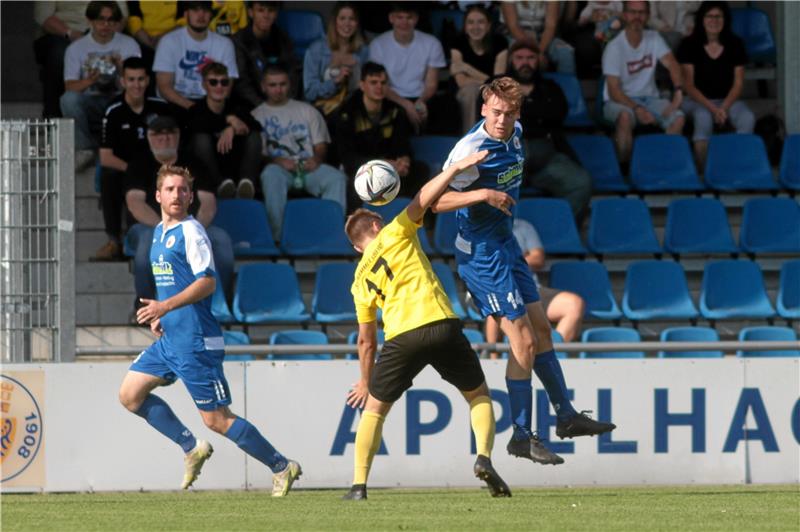 Im Derby soll es für beide Mannschaften aufwärts gehen: Felix Rühle (re.) und der Goslarer SC 08 empfangen am Freitagabend den SV Rammelsberg mit Niklas Pannwitz. Das letzte Duell gegeneinander endet mit einem 8:1-Erfolg für den GSC.  Foto: Gietemann