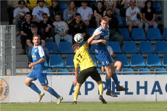 Im Derby soll es für beide Mannschaften aufwärts gehen: Felix Rühle (re.) und der Goslarer SC 08 empfangen am Freitagabend den SV Rammelsberg mit Niklas Pannwitz. Das letzte Duell gegeneinander endet mit einem 8:1-Erfolg für den GSC.  Foto: Gietemann