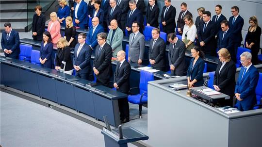 Im Deutschen Bundestag wurde dem durch einen Angriff verstorben Polizisten gedacht. Er war am Freitag in Mannheim niedergestochen worden.