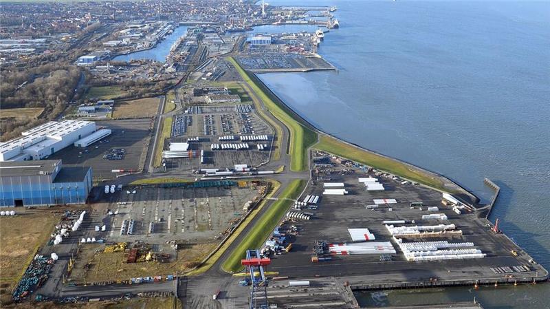 Baubeginn für neue Liegeplätze im Offshore-Industrie-Zentrum Im Deutschen Offshore-Industrie-Zentrum in Cuxhaven werden neue Liegeplätze und Terminalflächen gebaut. (Handout)