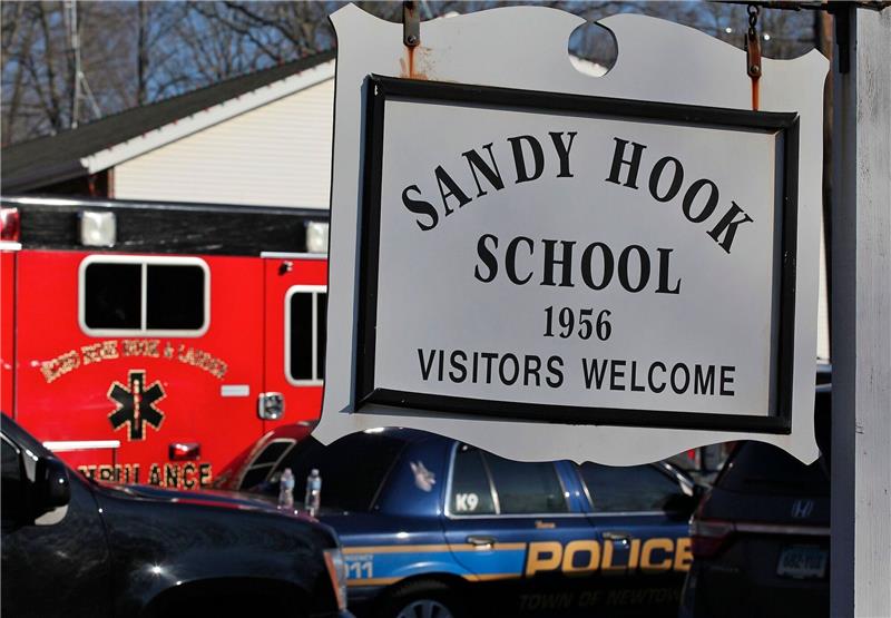 Im Dezember 2012 wird schon einmal eine Grundschule Schauplatz eines grausamen Amoklaufs: Der Name «Sandy Hook» aus dem Ort Newtown im Bundesstaat Connecticut brennt sich ins Gedächtnis der USA ein.